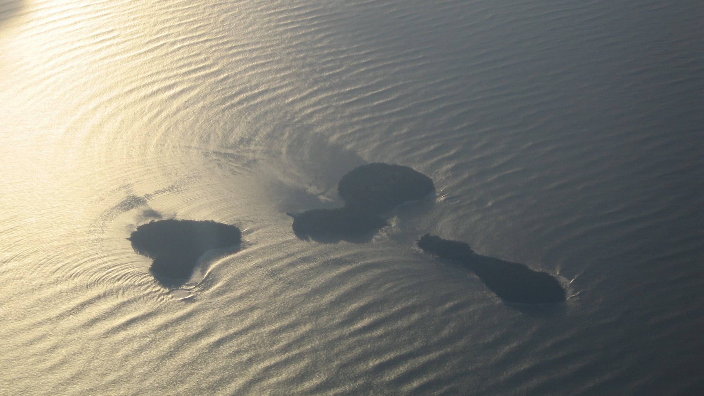 Les Îles du Salut vues du ciel, dans la lumière du soir
